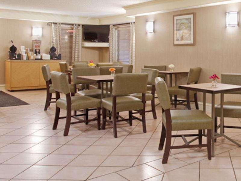 La Quinta Inn By Wyndham Denver Central Restaurant photo