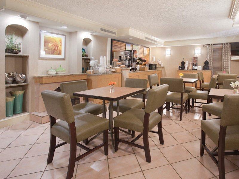 La Quinta Inn By Wyndham Denver Central Restaurant photo