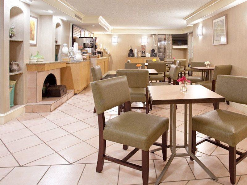 La Quinta Inn By Wyndham Denver Central Restaurant photo