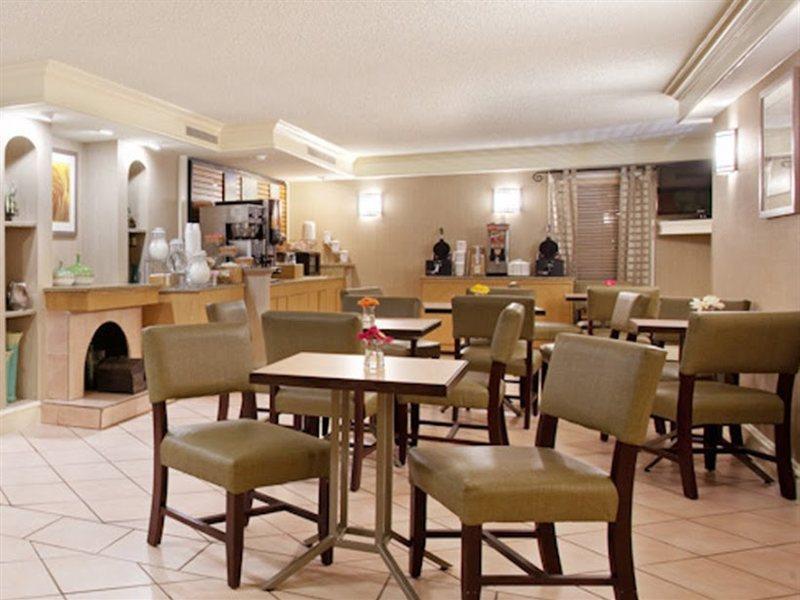 La Quinta Inn By Wyndham Denver Central Restaurant photo